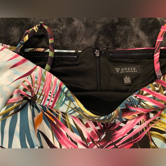 Beautiful Guess Off-the-shoulder sheath Dress. A Vibrant choice.Brad new.size 4 - Picture 7 of 13